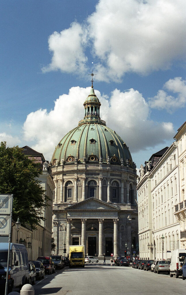 Gebouwen langs straat