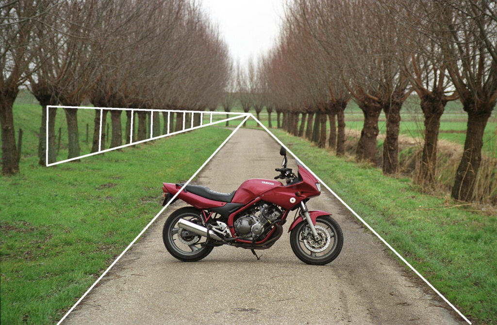 Motorfiets en bomen langs weg
